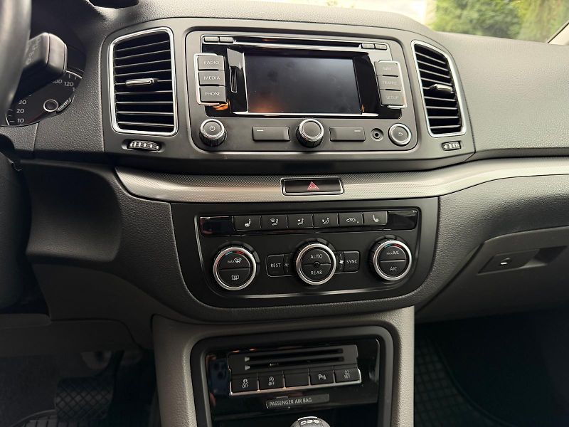 Volkswagen Sharan 2,0 TDI DSG Comfortline/servis - fotka 22 z 34