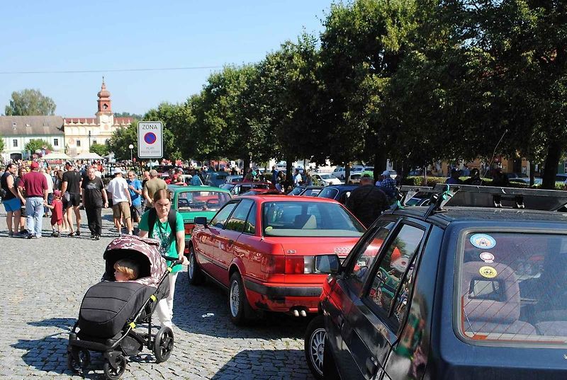 Veterány se sjely do Veselí nad Lužnicí na Selské Baroko 2023.