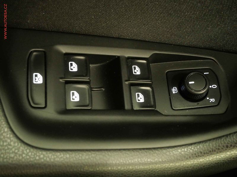 Volkswagen Passat (2019) 2.0TDi, navi, masáž - fotka 15 z 23