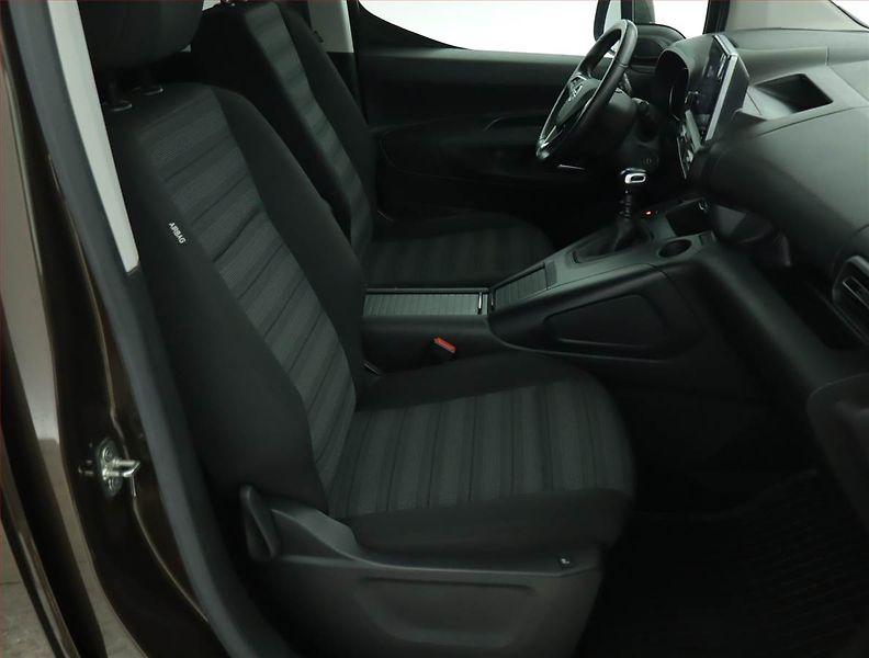 Opel Combo (2020) Maxi Edition 1.2 Turbo, 7Míst - fotka 9 z 17
