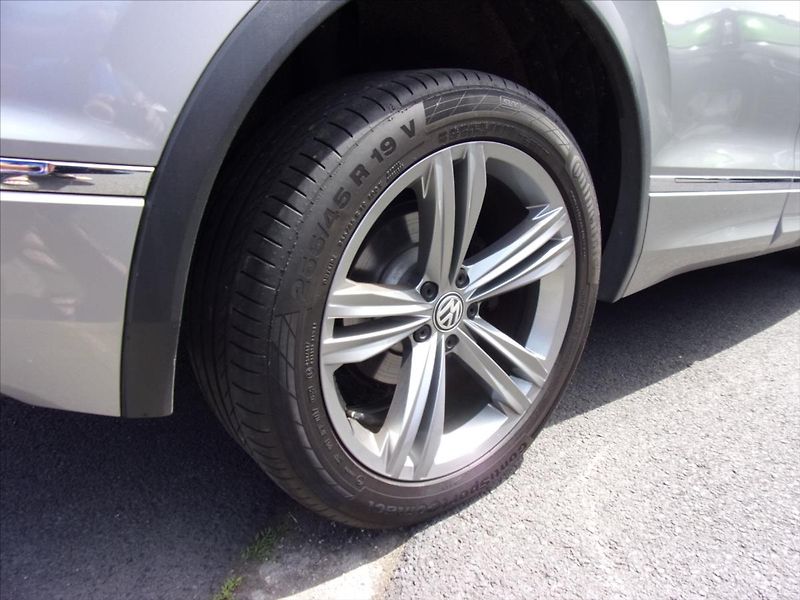 Volkswagen Tiguan 2,0 TSI R-Line 4Motion DSG - fotka 28 z 30