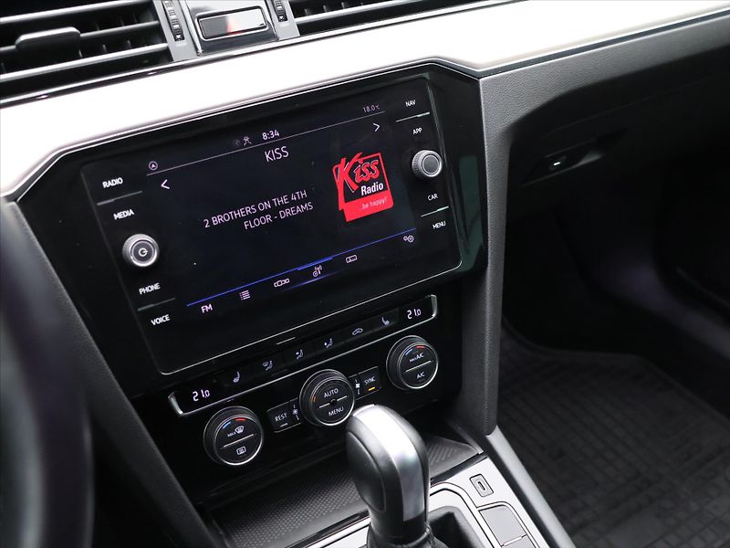 Volkswagen Passat 2,0 TDI 140kW CZ R-line DPH - fotka 21 z 31