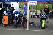 V boxu týmu Yamaha.