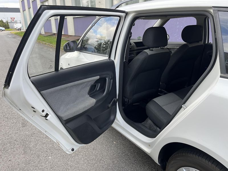Škoda Fabia 1,2 HTP Combi Classic - fotka 13 z 26