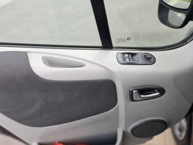 Opel Vivaro (2011) 2.5 CDTI Tour Cosmo - fotka 26 z 35