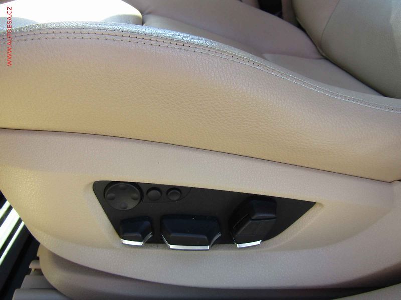 BMW Řada 5 (2011) 3.0 i, ČR, AT, kůže - fotka 10 z 22
