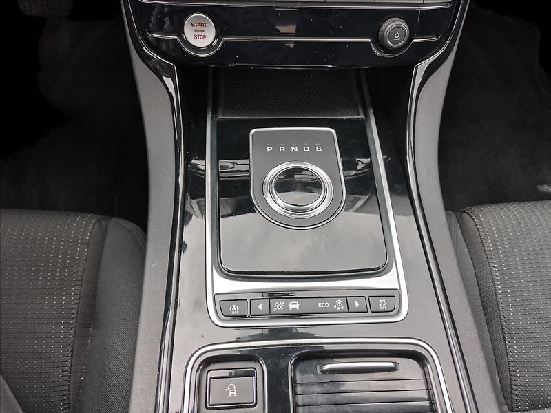 Jaguar XE 2,0 20t 147kW PURE 8AT - fotka 14 z 17
