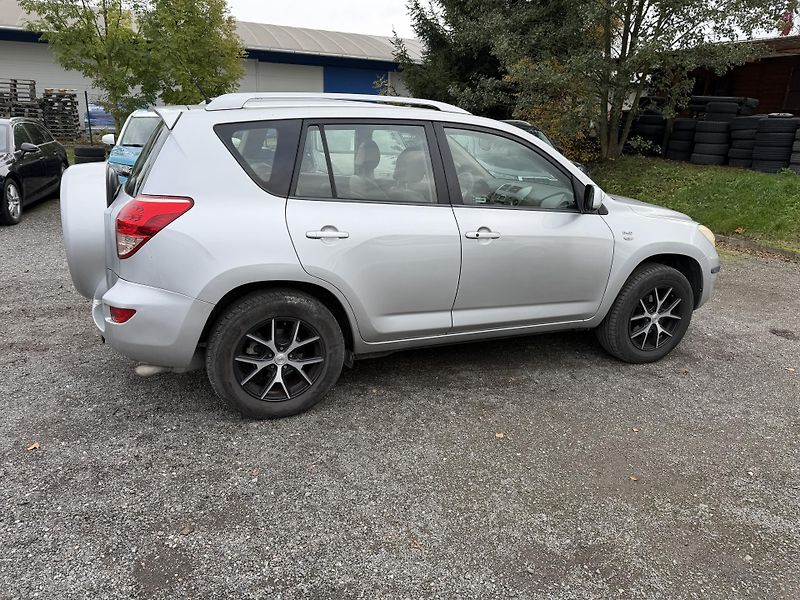 Toyota RAV4 2.2 D4-D 4x4 KLIMA ALU KUŽE - fotka 7 z 23