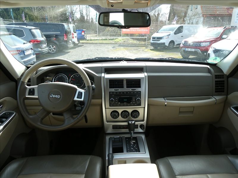 Jeep Cherokee 3,7 L 151kW 4x4, automat - fotka 22 z 37