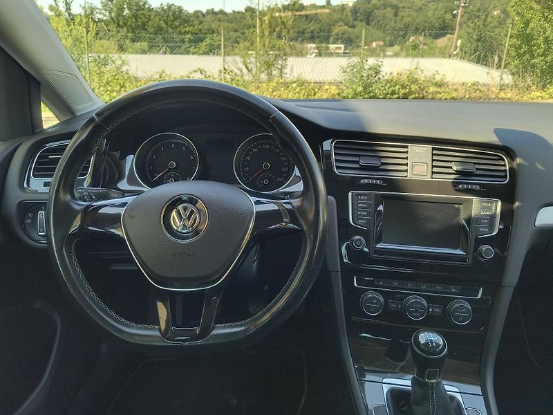 Volkswagen Golf (2014) 1.2 TSI 63KW 4-VÁLEC Z ŘEMENEM - fotka 28 z 66