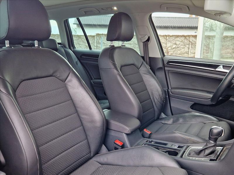 Volkswagen Golf 1,4 TSi Comfortline vyhř.seda - fotka 12 z 20