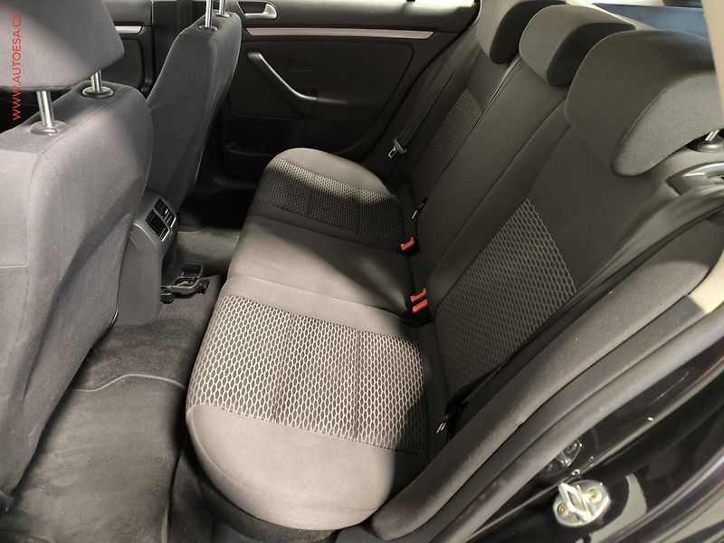 Volkswagen Golf (2011) 1.6 TDi, Trendline, navi - fotka 10 z 17