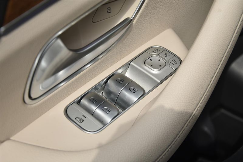 Mercedes-Benz GLS 580 4MATIC AMG 7-MÍST DPH ČR - fotka 33 z 41