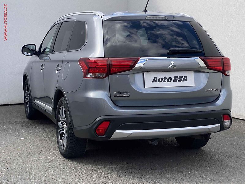 Mitsubishi Outlander (2016) 2.0 MiVEC 4WD, Invite, AT - fotka 6 z 18