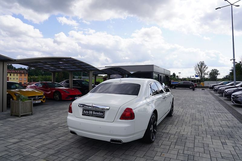 Rolls-Royce Ghost 6.75i V12  570 PS - fotka 6 z 45
