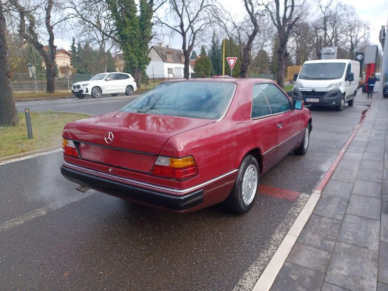 Mercedes-Benz 124 (1990) Coupé  - fotka 7 z 16