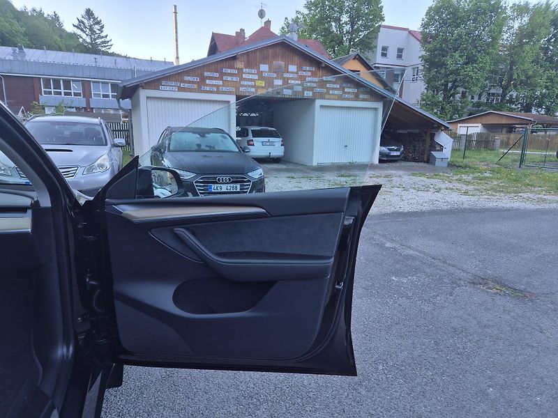 Tesla Model Y RWD 220kw 19ALU SOH 95% - fotka 41 z 49
