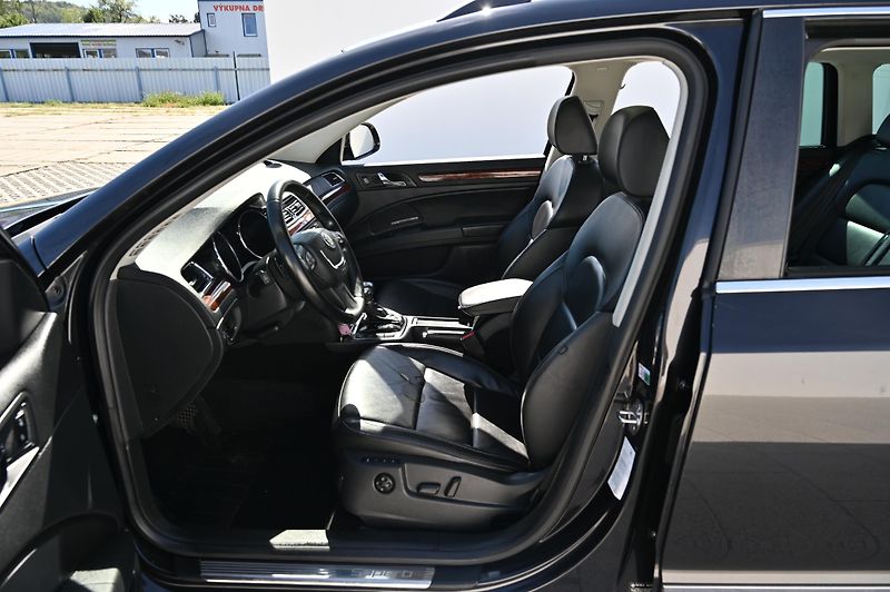 Škoda Superb 2.0TDI 125KW DSG Rezervace - fotka 26 z 56