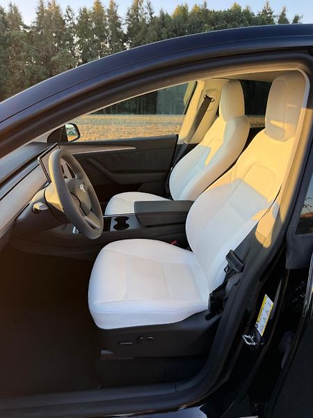 Tesla Model Y (2023) - fotka 13 z 13