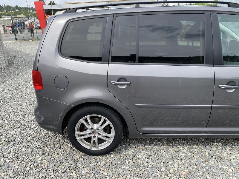 Volkswagen Touran 2.0TDi 140PS DSG TAŽNÉ - fotka 18 z 47