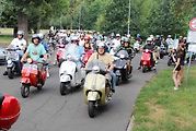 Sraz majitelů italských skútrů Vespa s názvem Vesparáda se v Lovosicích uskutečnil již popáté. Na snímku právě konvoj vyráží na spanilou jízdu.