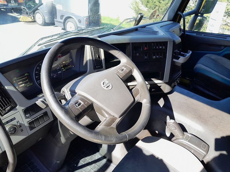 Volvo FM 330 Thermoking T-1200R - fotka 25 z 40