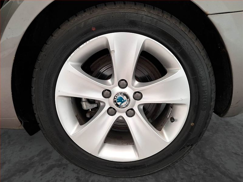Škoda Superb (2011) Ambition Plus 1.6 TDI, Navi - fotka 15 z 20