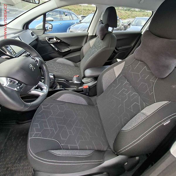 Peugeot 2008 (2019) 1.2PT, 1.maj,ČR, Active, AC - fotka 8 z 19