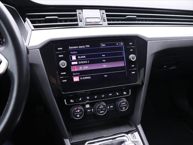 Volkswagen Passat 2,0 TDI 110kW DSG 1.Maj. DPH - fotka 25 z 39