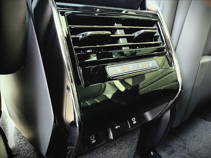 Land Rover Range Rover Sport (2026) 3,0 P460e DYNAMIC SE PHEV - fotka 36 z 39