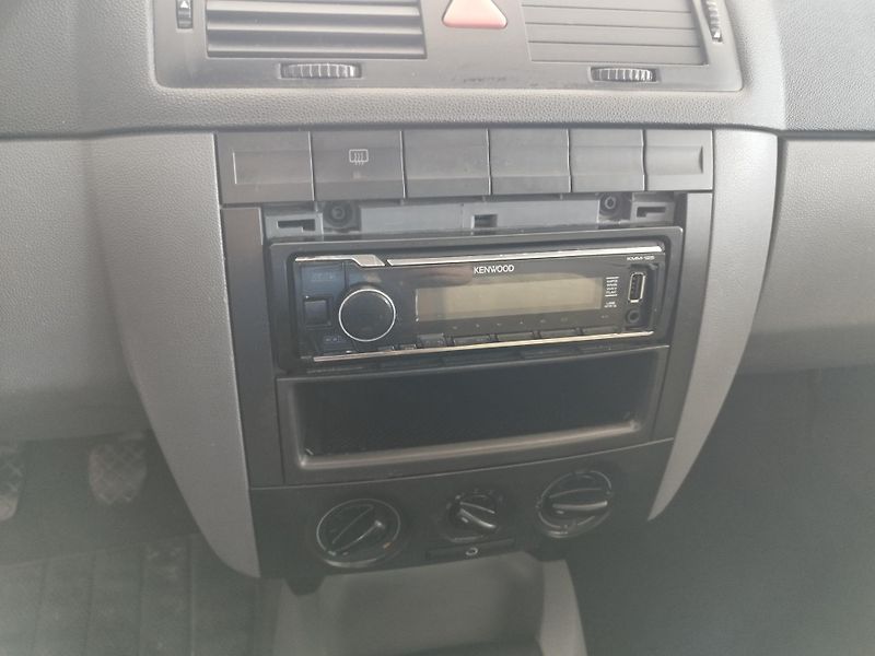 Škoda Fabia (2000) 1.4 50KW,STK/E 6/2028 - fotka 14 z 21