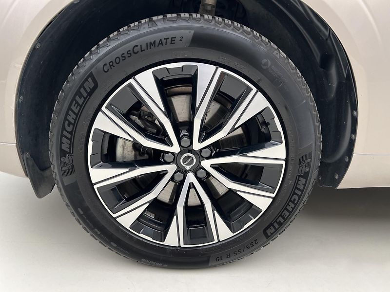 Volvo XC60 B4 AWD DARK PLUS AUT - fotka 15 z 39