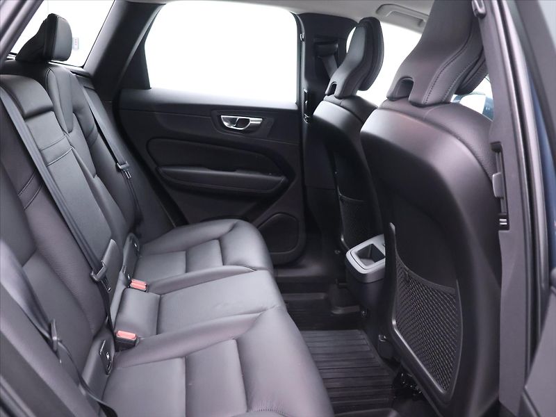 Volvo XC60 2,0 145 kW D4 AWD Momentum - fotka 14 z 31
