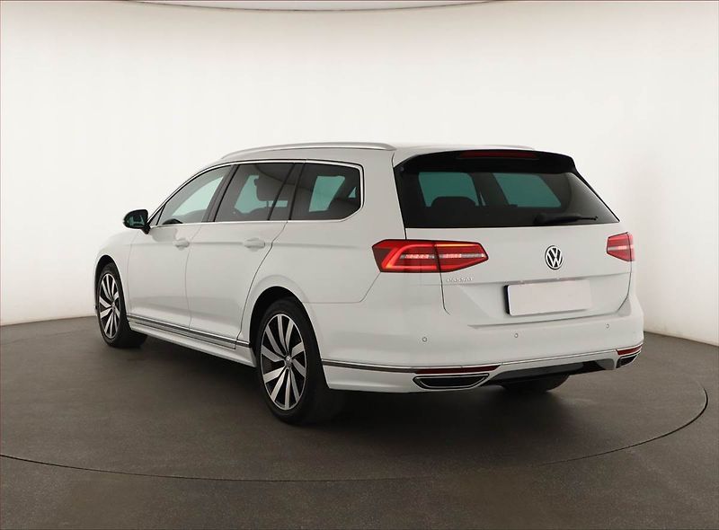 Volkswagen Passat (2018) R-Line 2.0 TDI, Automat, Kůže - fotka 4 z 20