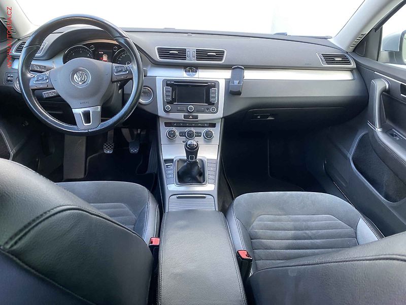 Volkswagen Passat (2014) 2.0 TDi, Highline, navi, - fotka 8 z 19