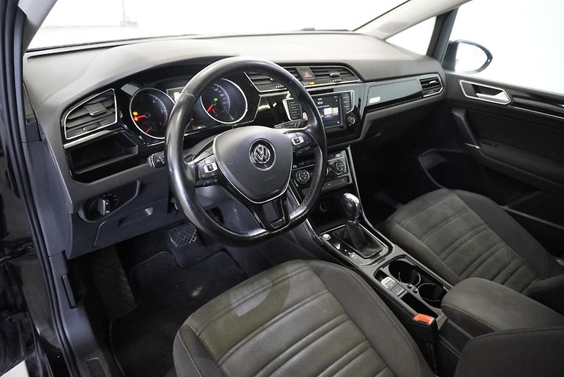 Volkswagen Touran (2017) TOURAN  2,0 TDI HIGHLINE AUT. - fotka 16 z 45