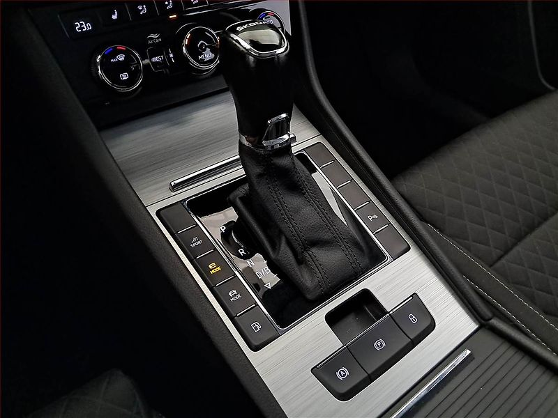 Škoda Superb (2023) Style iV 1.4 TSI PHEV - fotka 13 z 23