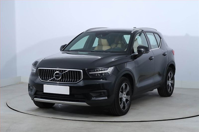 Volvo XC40 (2020) D3 AWD - fotka 2 z 22