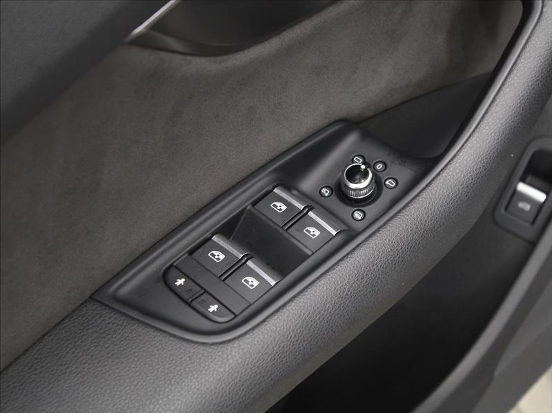 Audi Q7 3,0 TDi 200kW S-line MATRIX - fotka 16 z 24
