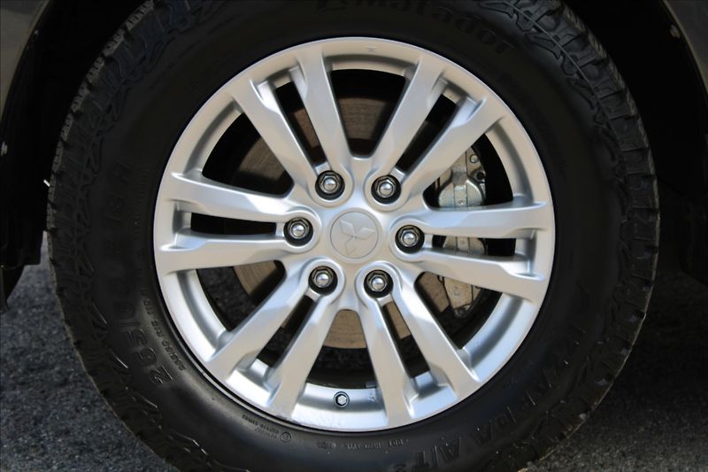 Mitsubishi Pajero 3,2 DI-D  ČR,AUTOMAT,4x4,7MÍST - fotka 34 z 38