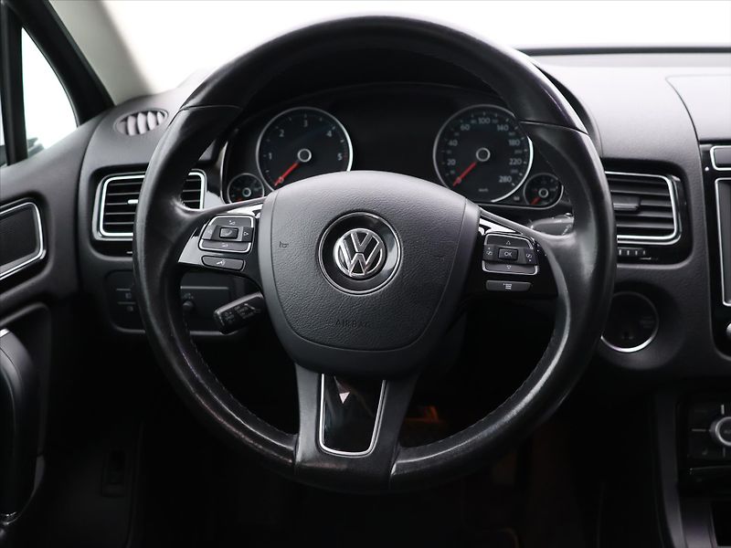 Volkswagen Touareg 3,0 TDI V6 193kW DSG 4M CZ - fotka 13 z 26