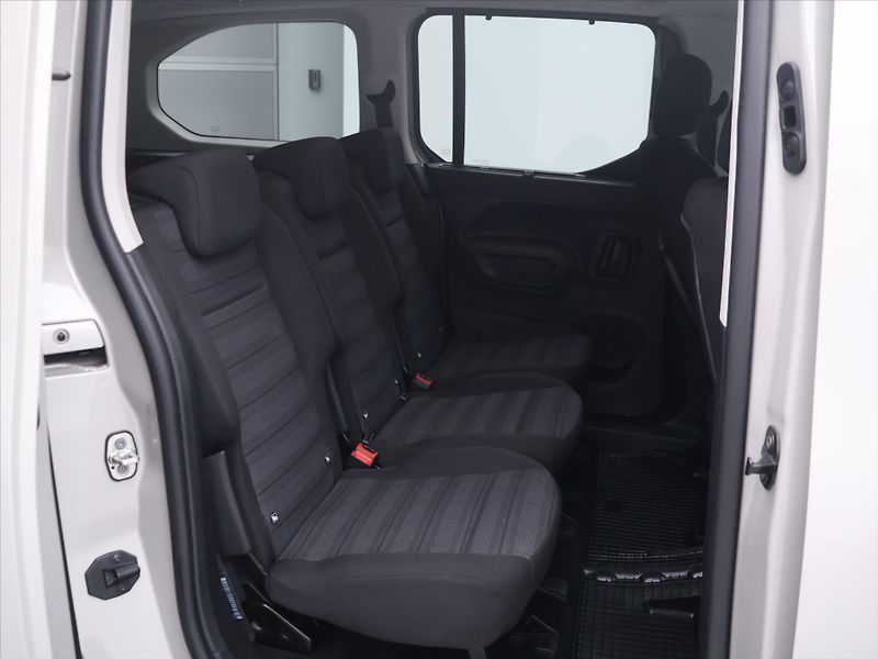 Opel Combo 1,2 Turbo 96 kW S/S AT8 Enjoy - fotka 12 z 29
