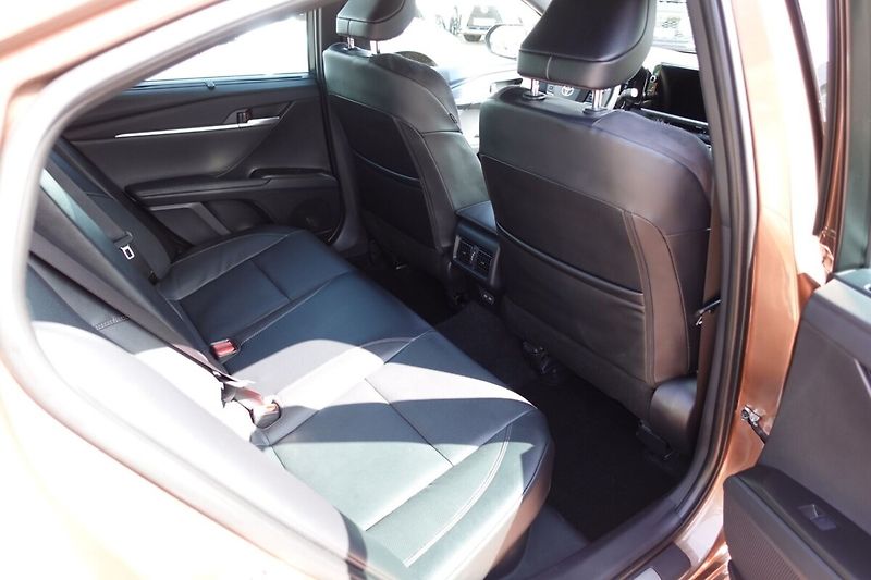 Toyota Camry 2,5 HEV Executive - fotka 14 z 35