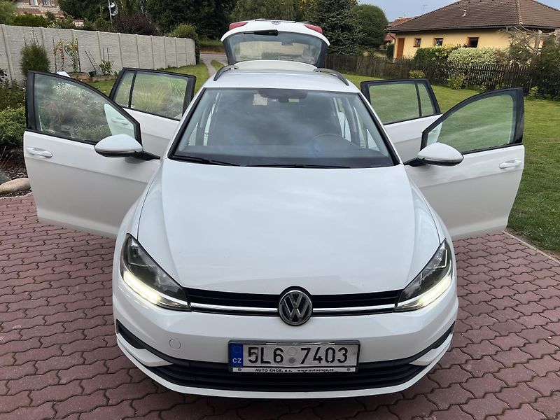 Volkswagen Golf 1.0 TSI 85KW,1 MAJITEL,SERVIS - fotka 22 z 40
