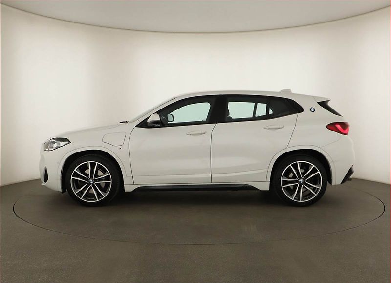 BMW X2 (2021) xDrive25e - fotka 3 z 21