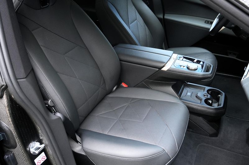 BMW iX 40, SoH 96,8%, SkyLounge,Tažné - fotka 37 z 37