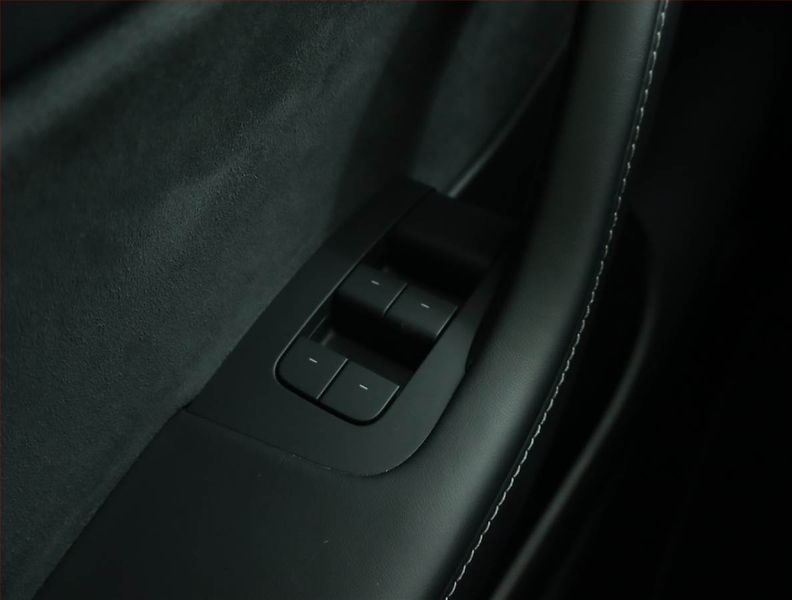 Tesla Model Y (2021) Long Range AWD 75kWh, SoH 92% - fotka 17 z 20