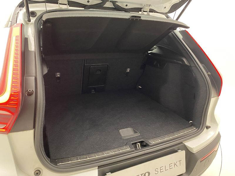 Volvo XC40 D4 AWD R-DESIGN AUT  - fotka 6 z 40