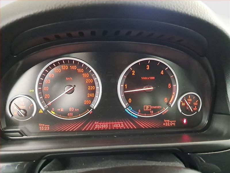 BMW Řada 5 (2011) M Paket 530d xDrive, 4X4 - fotka 11 z 24