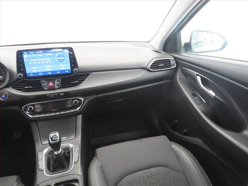 Hyundai i30 (2017) Comfort 1.6 CRDi, Serv.kniha - fotka 8 z 18